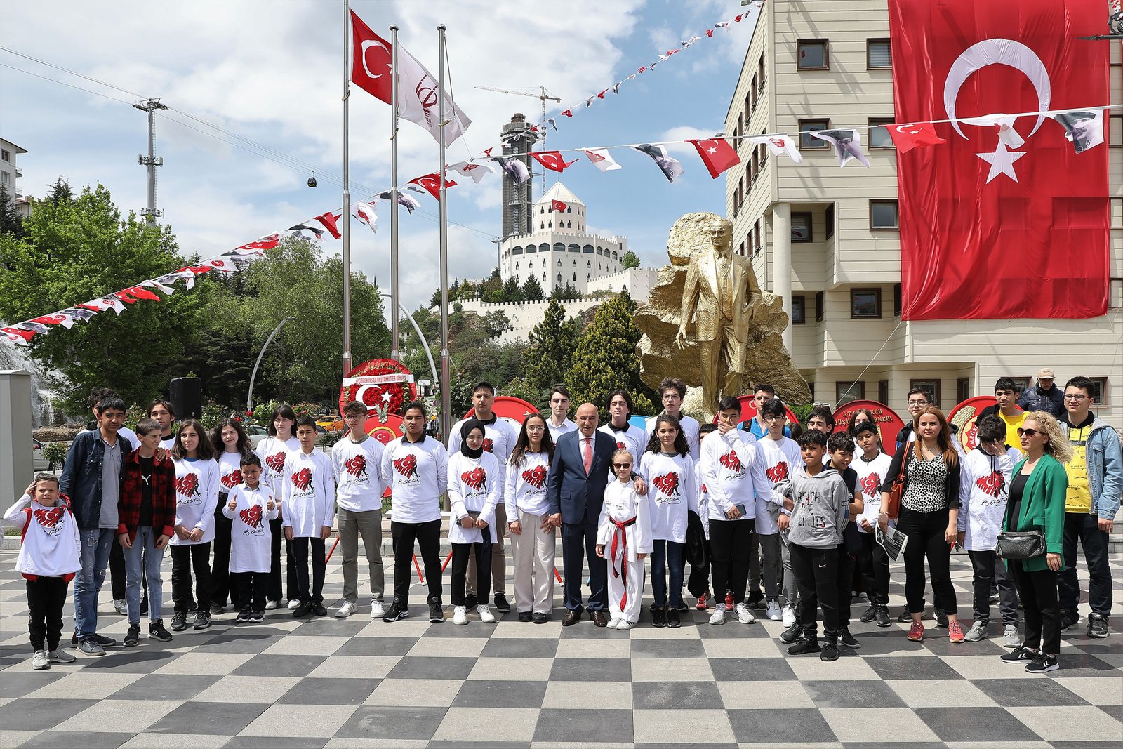 Başkan Altınok Atatürk’ü Andı, Gençleri Tebrik Etti Keçiören Belediye Başkanı Turgut Altınok, 19 Mayıs Atatürk`ü Anma Gençlik