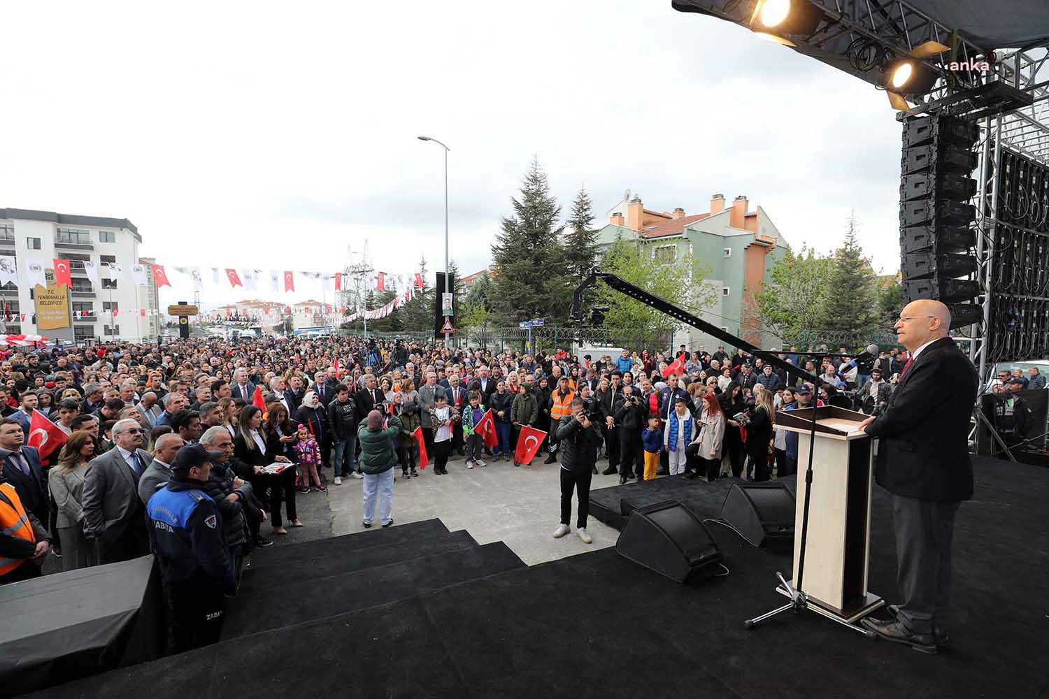 Yenimahalle Belediyesi'nin kente kazandırdığı 100 yeni yatırım, düzenlenen törenle hizmete