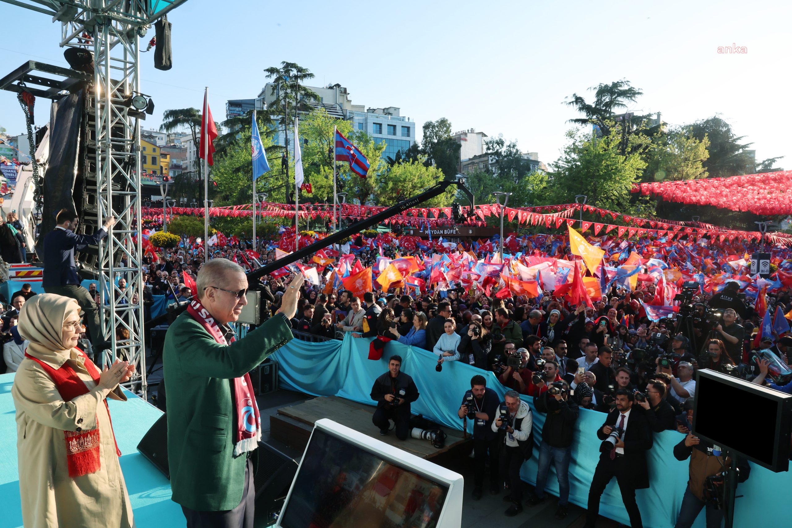 Erdoğan: Bayraktar Grubuna Tayyip Erdoğan’ın, AK Parti Hükümetinin Verdiği Bir Allah Kuruşu Yoktur Cumhurbaşkanı Recep Tayyip Erdoğan, Trabzon’da; “Güya, ben onlara krediler vermişim.