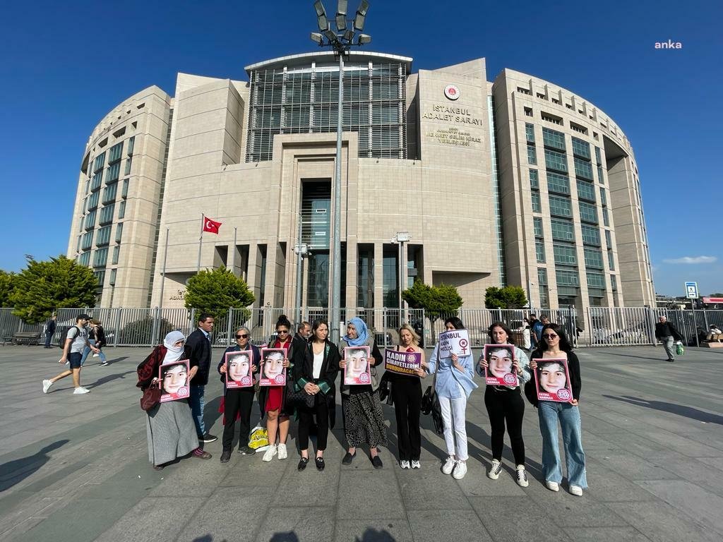 Fatma Narman Cinayeti Davasına ‘Kadın Cinayetlerini Durduracağız’ Platformunun Katılma Talebini Reddeden Mahkeme Duruşmayı Erteledi: “Fatma İntihar Etmedi. Adalet İstiyoruz” İstanbul Fatih’te, Yalçın Narman'ın evli olduğu Fatma Narman’ı öldürdüğü gerekçesiyle