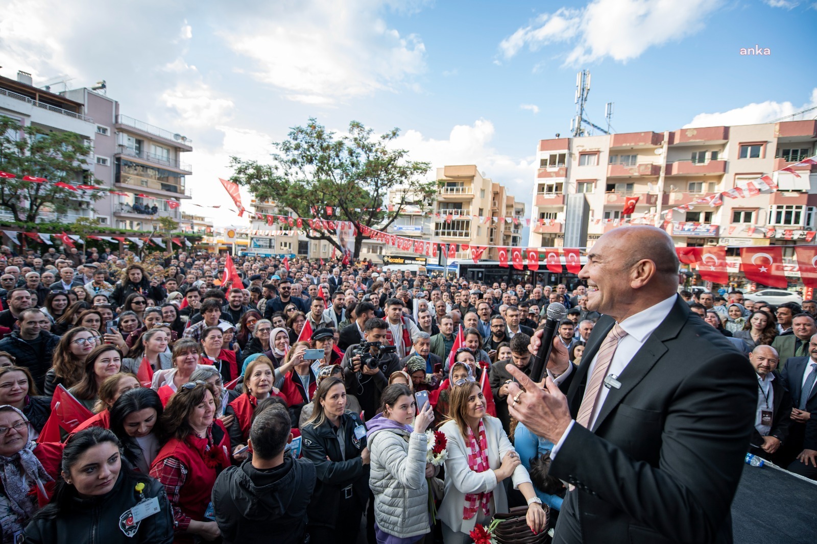 Kemalpaşa Atatürk Anıtı önünde yurttaşlara seslenen İzmir Büyükşehir Belediye Başkanı
