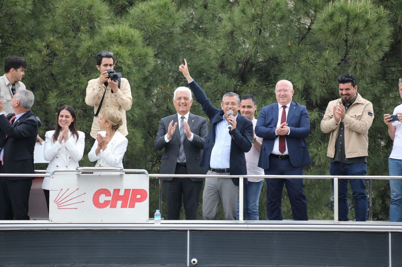 Özgür Özel, Muğla’da: “O Videoyu Oynatana, O Videoya İnanana Şunu Söyleyin; ‘Abdullah Öcalan’ı Serbest Bırakacağız’ Diyen Namussuzdur” CHP Grup Başkanvekili Özgür Özel, Muğla’da; Cumhurbaşkanı Recep Tayyip Erdoğan’ın