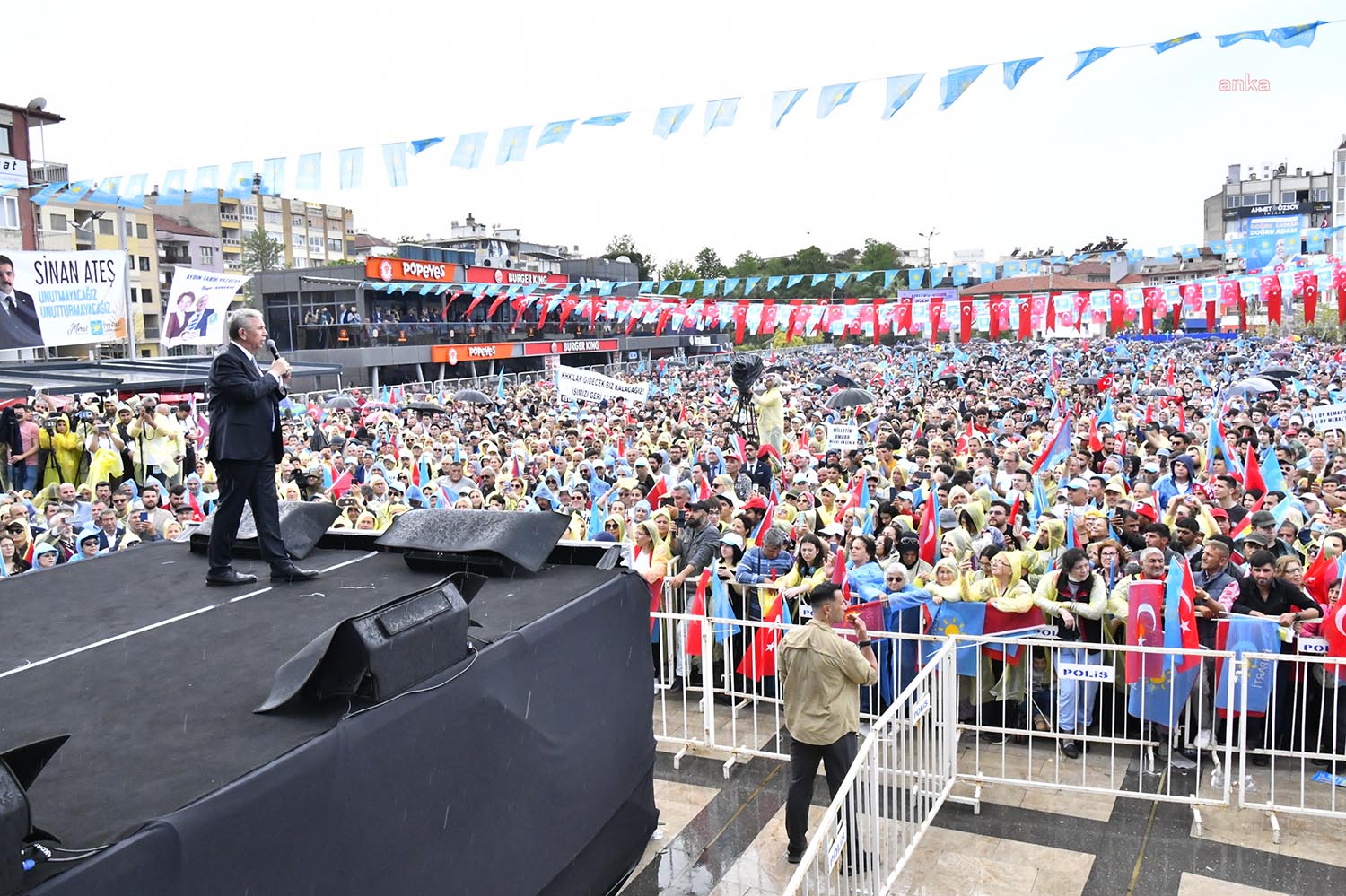 Mansur Yavaş’tan Cumhurbaşkanı Erdoğan’a: “Birdenbire, Bir Günde Şefkate Büründü” Ankara Büyükşehir Belediye Başkanı Mansur Yavaş, Aydın’da; “21 yıl önceki