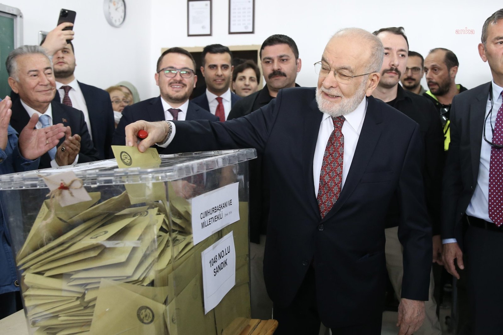 Saadet Partisi Genel Başkanı Temel Karamollaoğlu, Ankara Çankaya Lisesi'nde oyunu