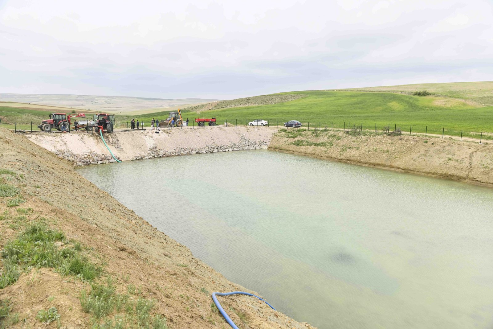 Ankara Büyükşehir Belediyesi Tarımsal Sulama Göleti ve İletim Hattı Projesini Hayata Geçirdi Ankara Büyükşehir Belediyesi, Başkentte kırsal kalkınmanın desteklenmesi amacıyla ‘Tarımsal Sulama