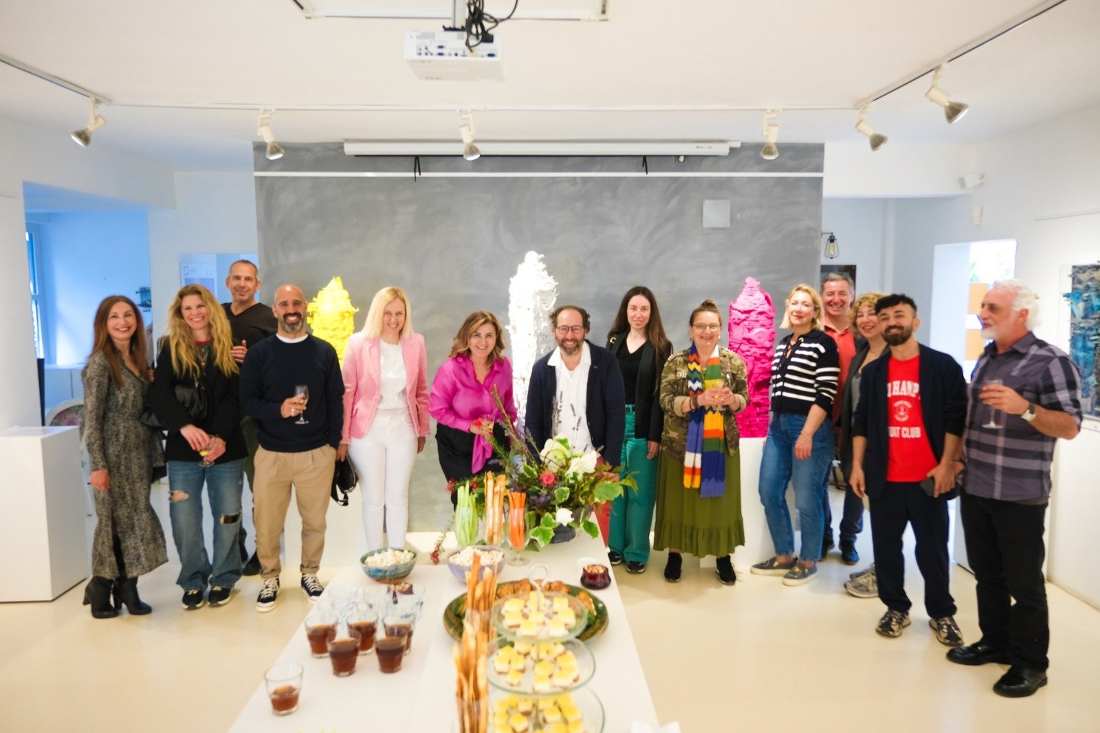 Yarattığı formlarla izleyiciye kendi hikâyeleri için alan açmayı tercih ettiğini