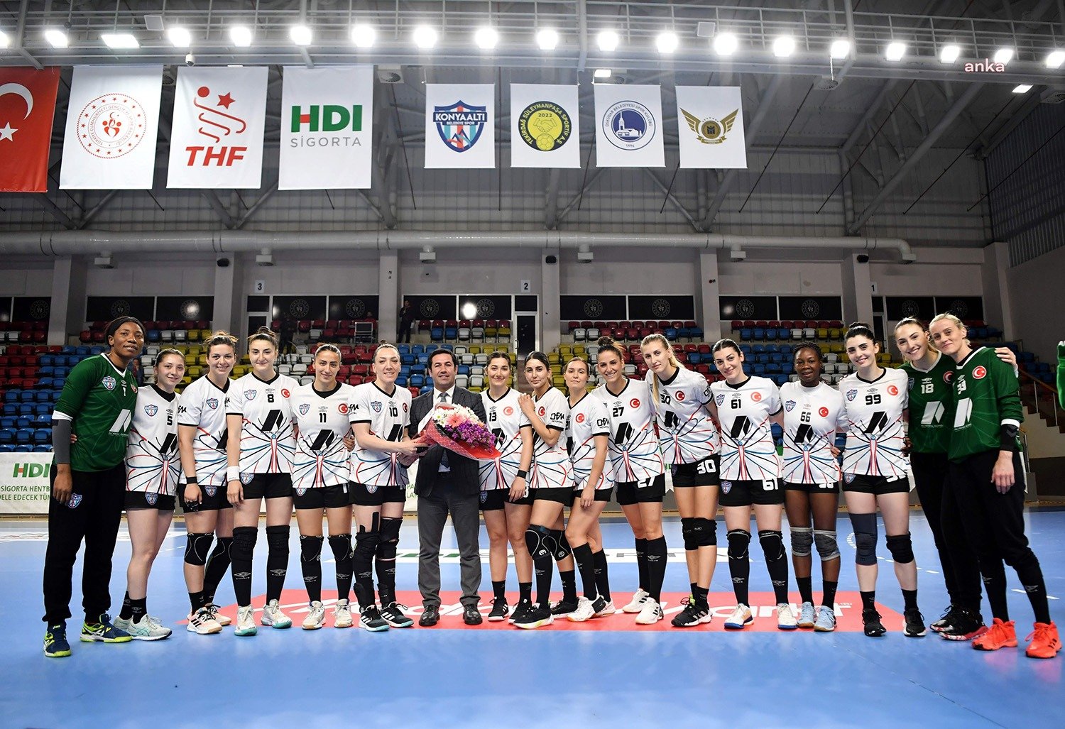 Avrupa Hentbol Federasyonu (EHF) Kadınlar Avrupa Kupası’nı kazanan Konyaaltı Belediye