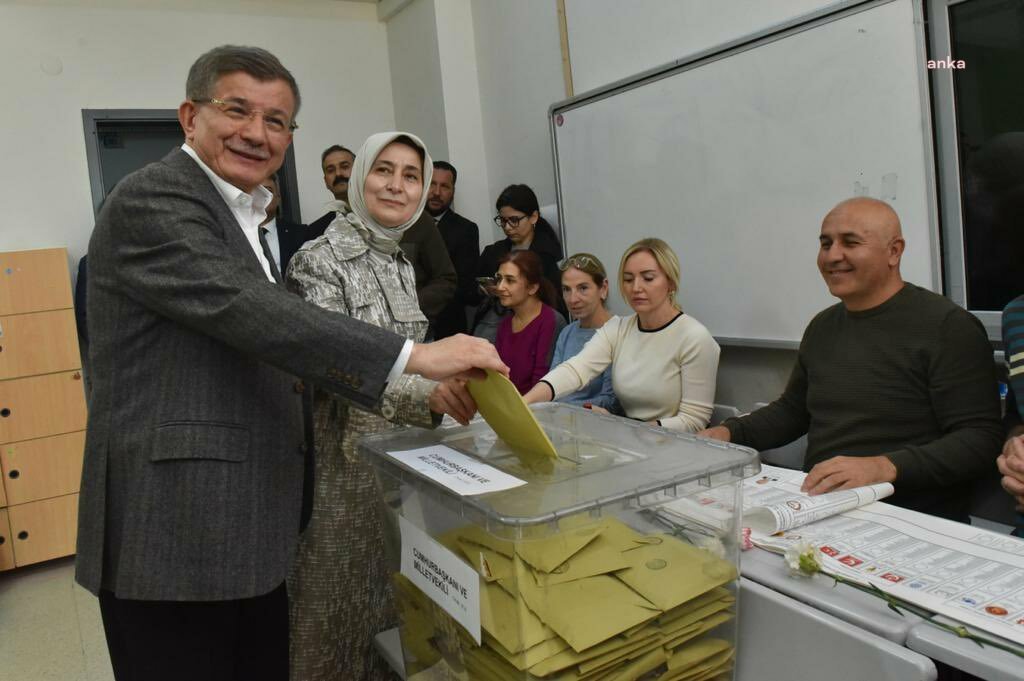 Gelecek Partisi Genel Başkanı Ahmet Davutoğlu, eşi Sare Davutoğlu ile