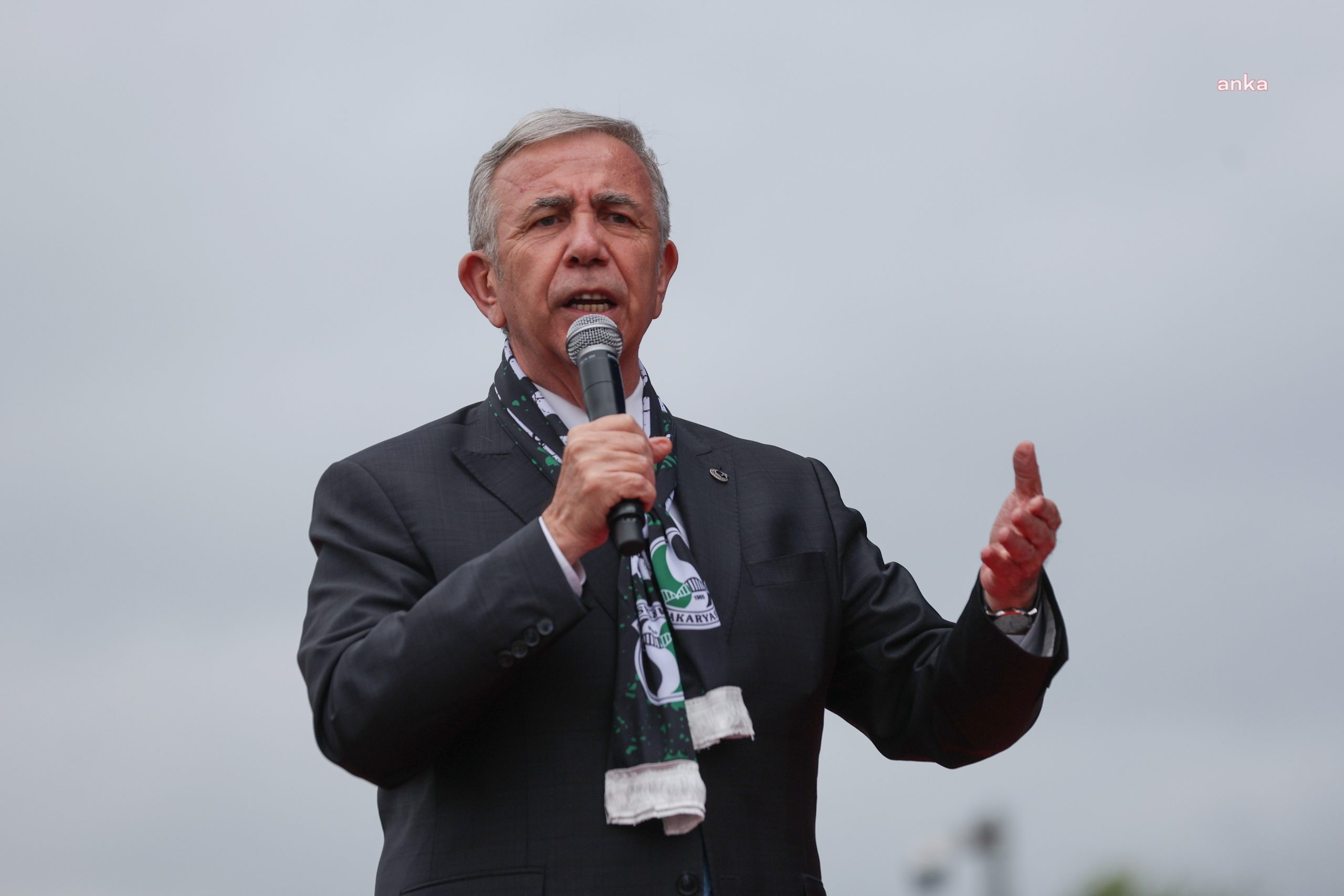 Mansur Yavaş Sakarya’da: “Bu Ülkede Beka Sorunu Varsa Şu Anda Ülkenin Bekasını Tehlikeye Sokan Bu İktidardır” Ankara Büyükşehir Belediye Başkanı Mansur Yavaş, Sakarya’da; “Adaleti unuttunuz, hakkaniyeti