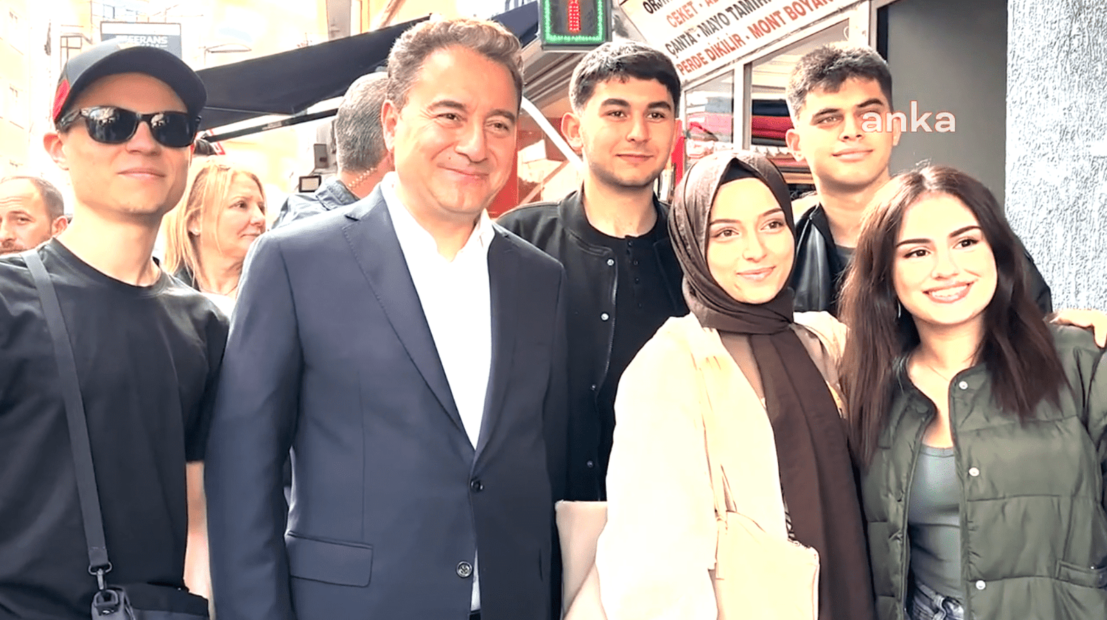 Ali Babacan: “Otoriterliği Sandıkta Yeneceğiz. Montaj Videolarla Vatandaşımızı Aldatmaya Çalışanları Müsait Yerde İndireceğiz” Demokrasi ve Atılım (DEVA) Partisi Genel Başkanı Ali Babacan, “Bu