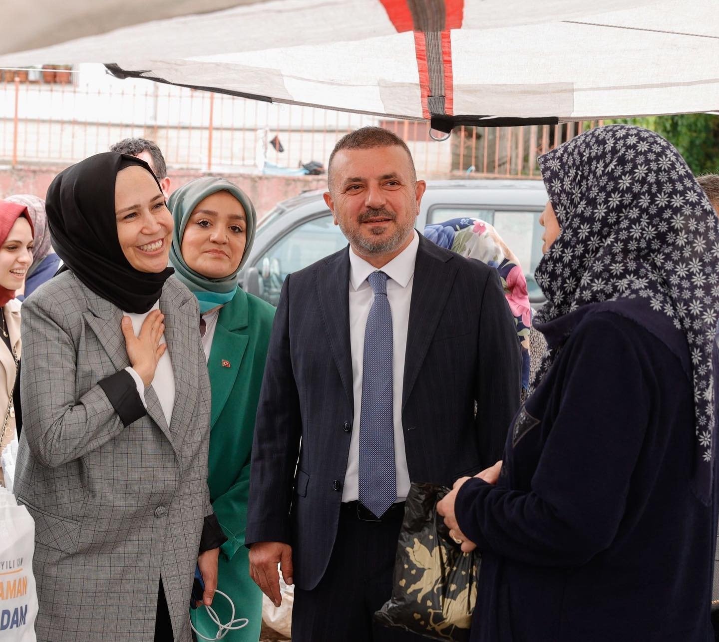 Sincan Belediye Başkanı Murat Ercan, esnaf ve pazar ziyareti gerçekleştirdi.