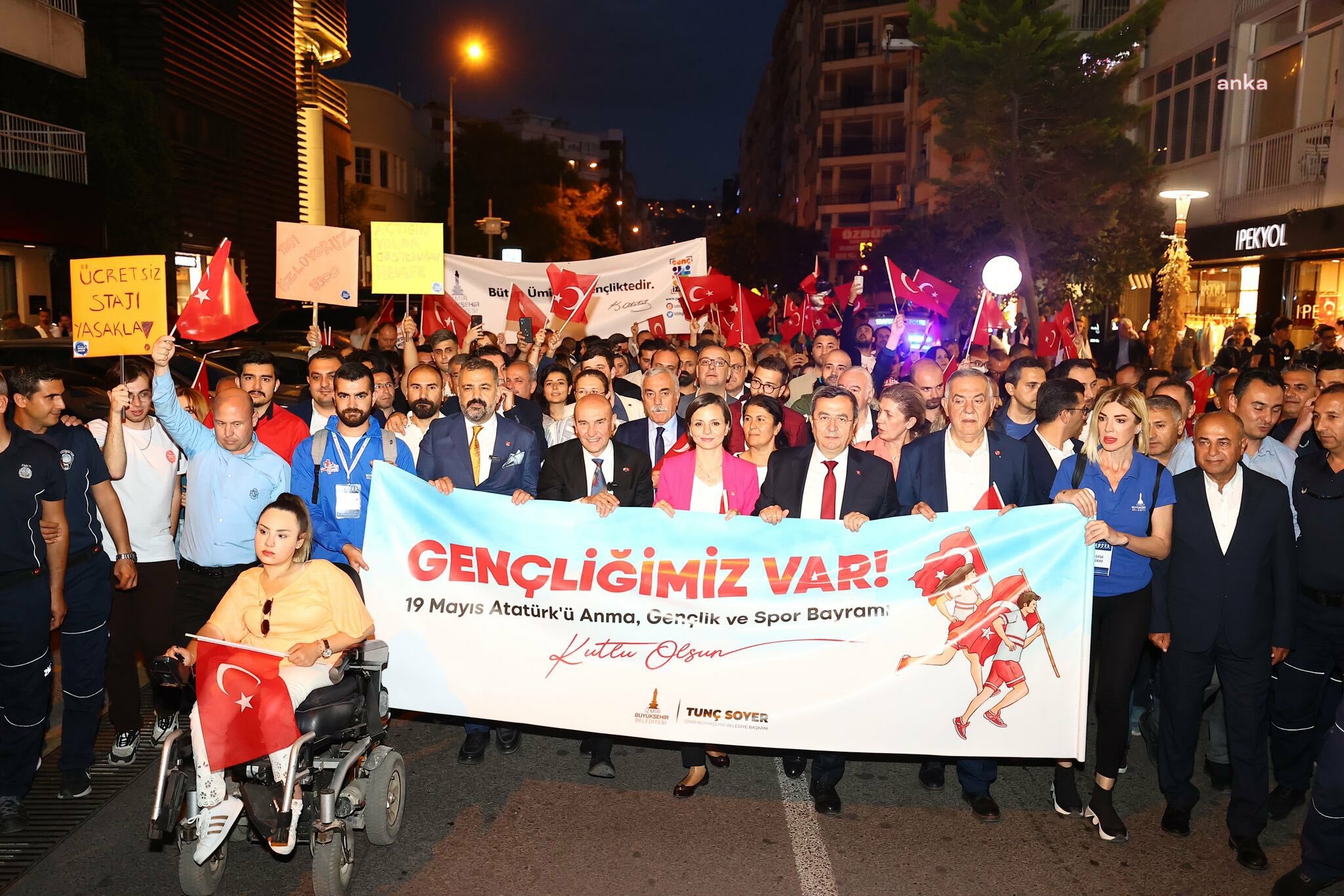 İzmir'de 19 Mayıs Atatürk'ü Anma, Gençlik ve Spor Bayramı coşkusu
