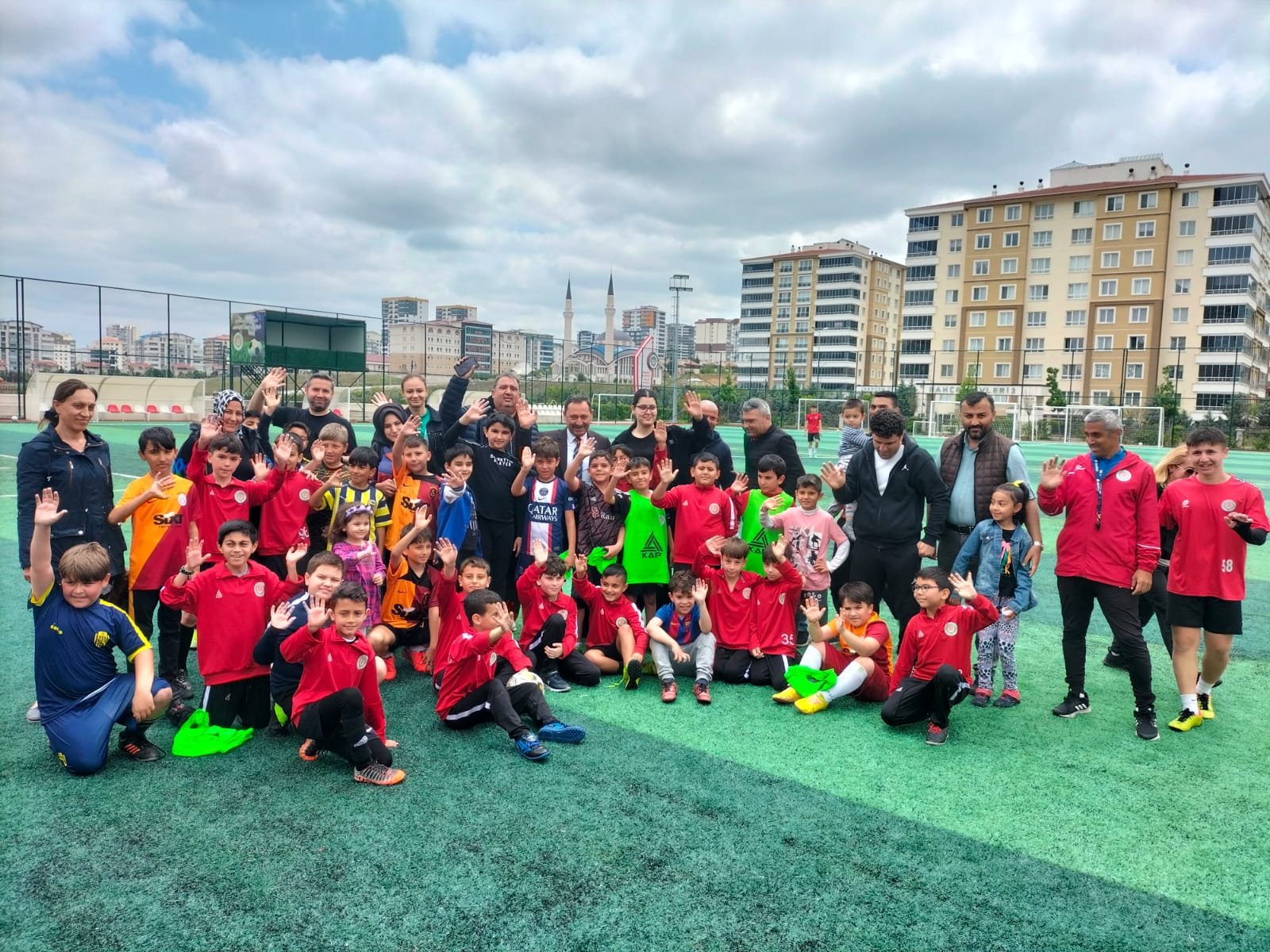 Etimesgut Belediyesi kurduğu Futbol Akademisi’yle geleceğin futbolcularını yetiştiriyor. Akademiye Ankara’nın