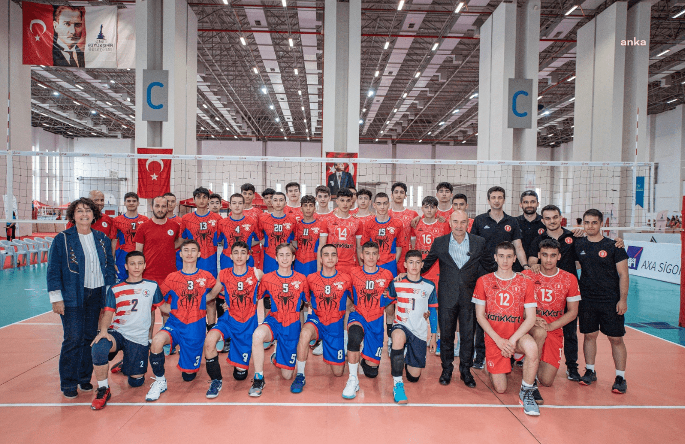 tunc-soyer-voleybol-altyapilar-turkiye-sampiyonasina-katilan-sporcularla-bir-araya-geldi