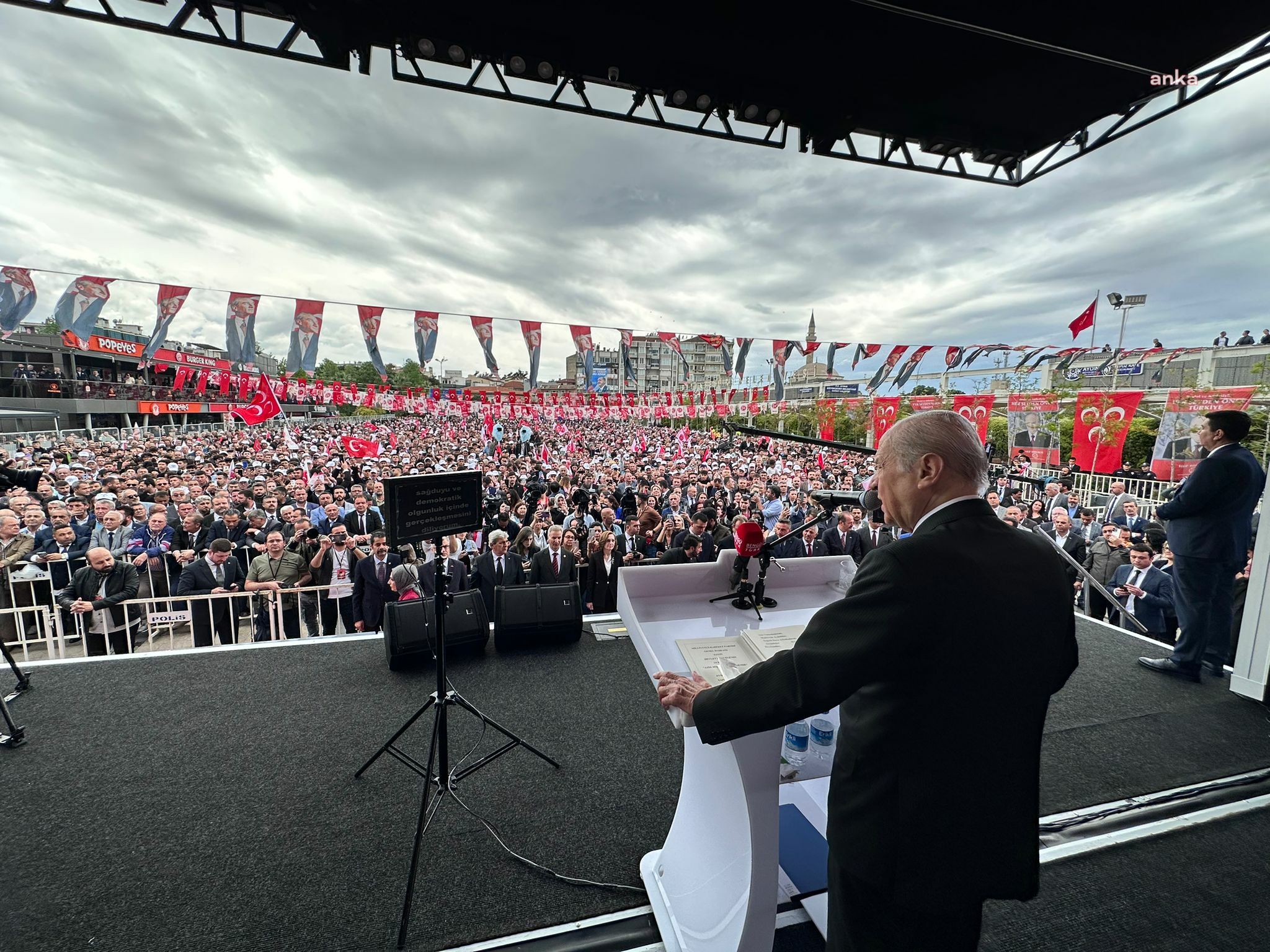 Devlet Bahçeli, Aydın’da: “14 Mayıs’ta Ya Türkiye’nin Kudretini Seçeceğiz ya da Kumar Masasında Heba Olup Gideceğiz” MHP Genel Başkanı Devlet Bahçeli, Aydın’da yurttaşlara seslendi. Bahçeli, “14