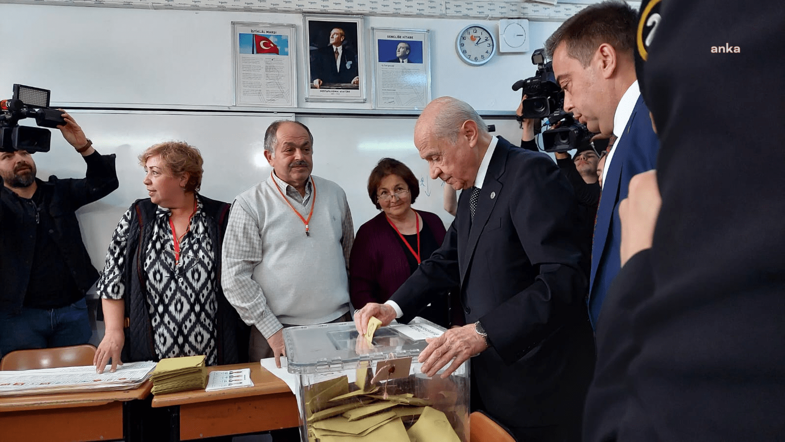 MHP Genel Başkanı Devlet Bahçeli, oyunu Ankara'da kullandı. Bahçeli, "Türk siyasi