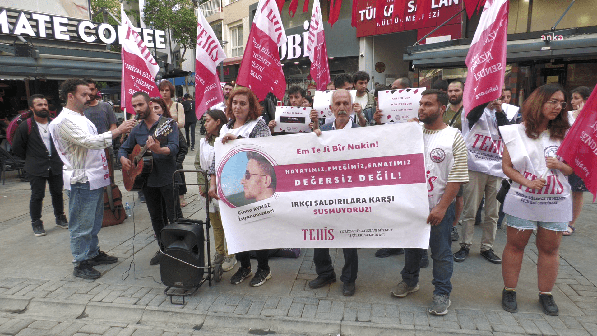İzmir’de müzisyenler, sokak sanatçısı Cihan Aymaz cinayetini protesto etti. Turizm