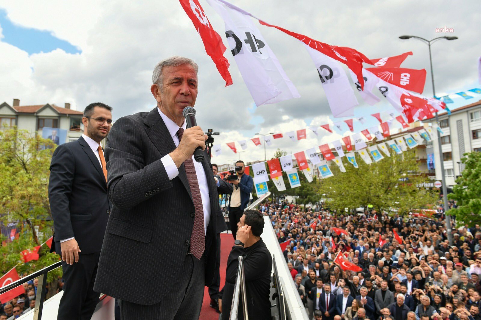 Mansur Yavaş Ankaralılara Seslendi: “Farklı Fikirlerin Hepsine Tahammül Edeceksiniz, Farkımız Bu Olacak Zaten” Ankara Büyükşehir Belediye Başkanı Mansur Yavaş, Ankara Mamak’ta vatandaşlarla buluştu.