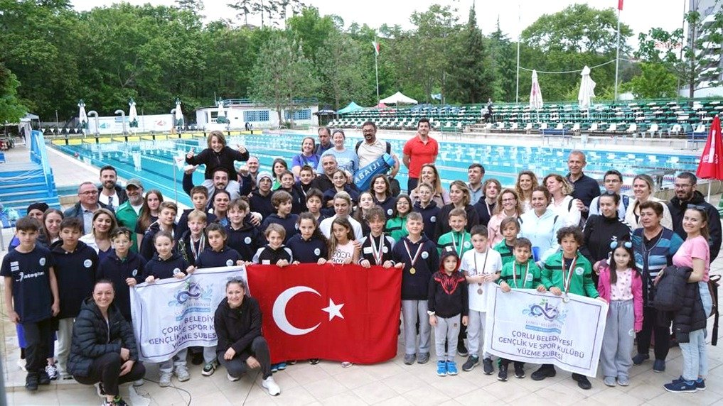 Çorlu Belediyesi Gençlik ve Spor Kulübü (ÇBSK) yüzücüleri, Bulgaristan’da düzenlenen