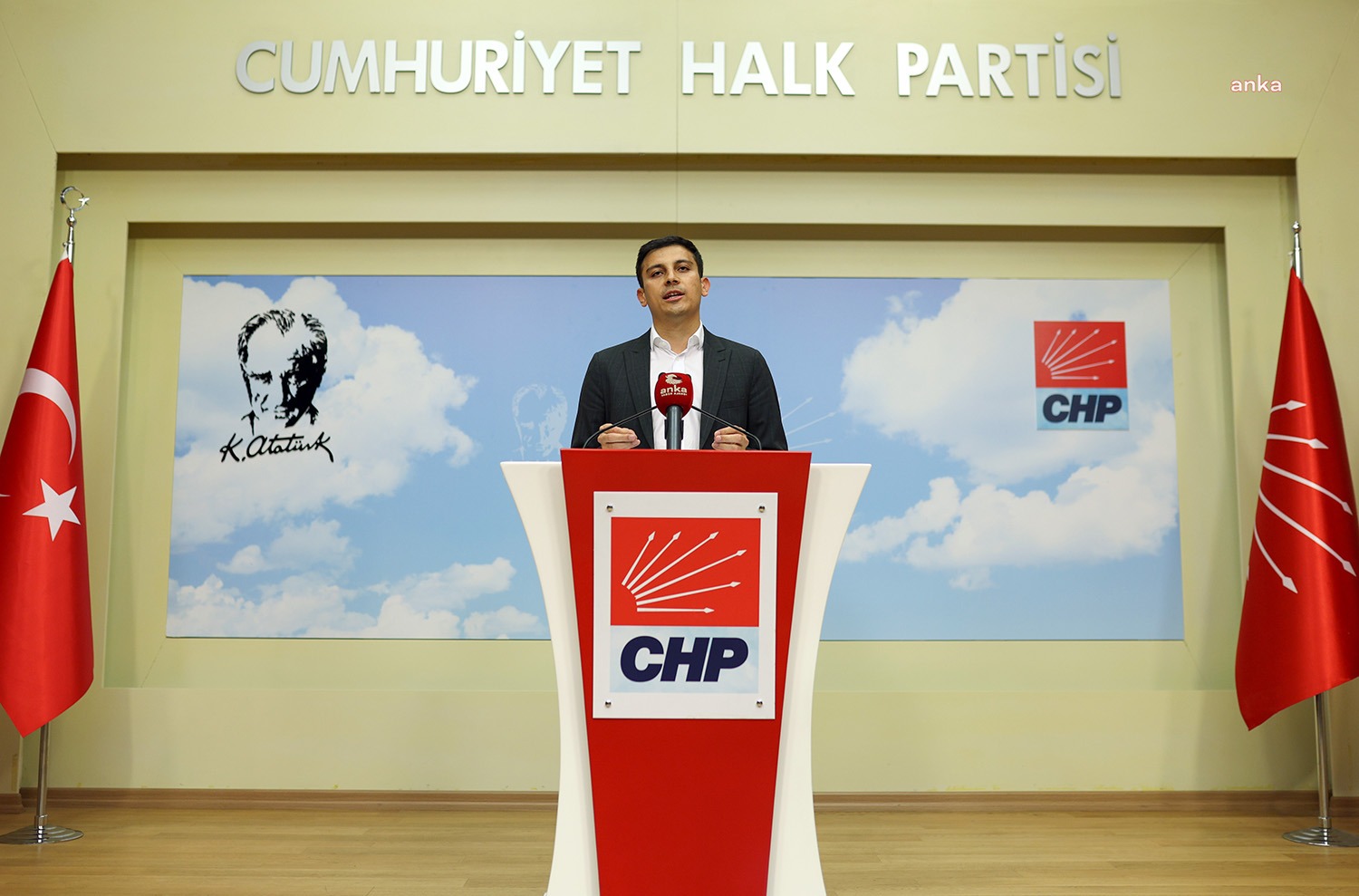 CHP Gençlik Kolları Genel Başkanı Gençosman Killik, üniversite öğrencilerinin oy