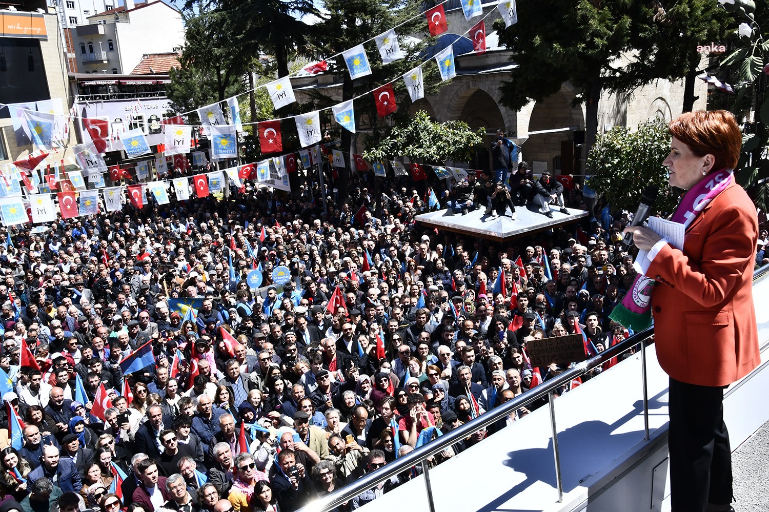 İYİ Parti Genel Başkanı Meral Akşener, Isparta’da yurttaşlara seslenirken “Bugün