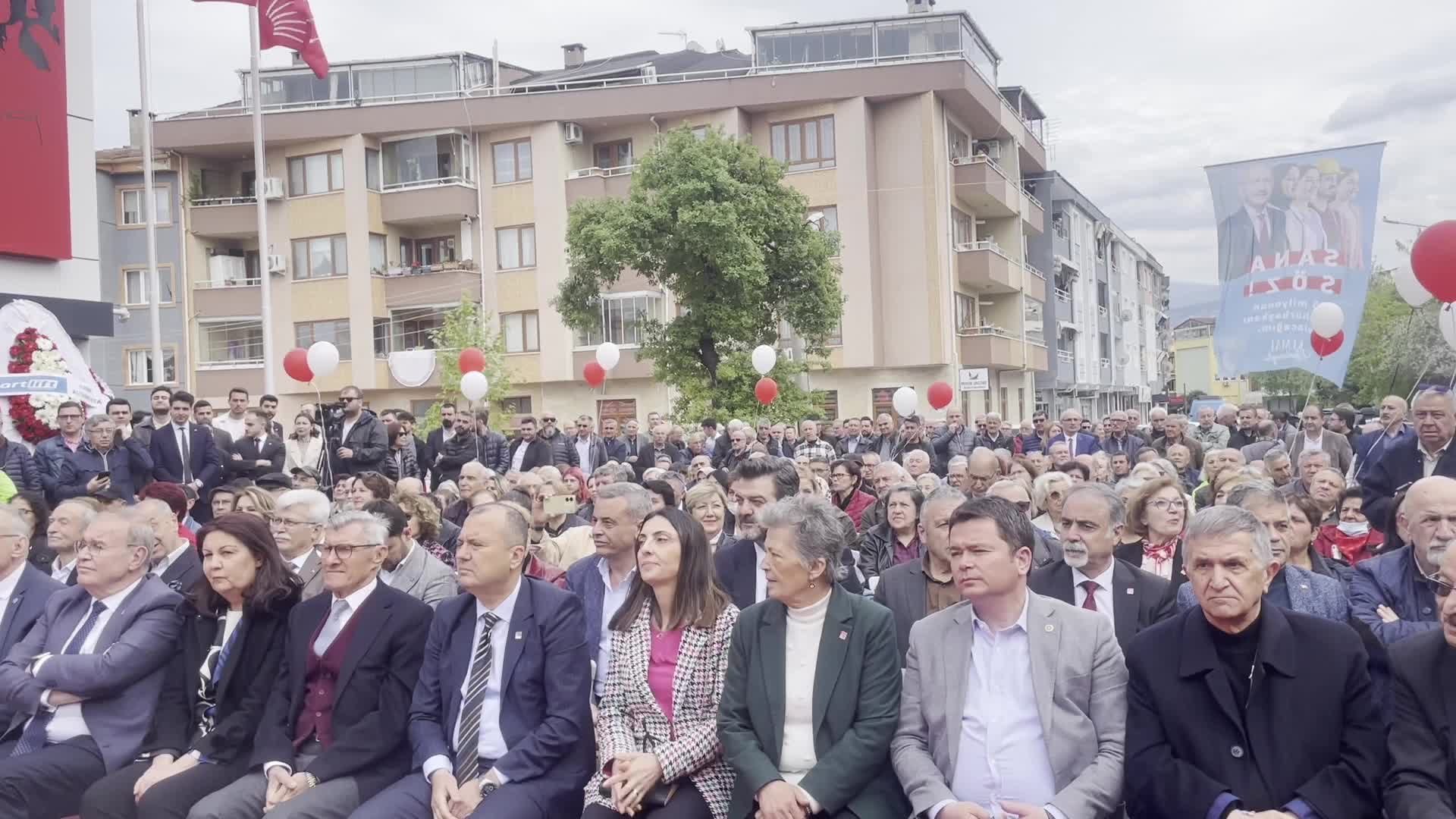 Faik Öztrak: “Önümüzdeki Seçim İki Aday Değil, İki Anlayış Arasında Olacak” CHP Genel Başkan Yardımcısı ve Parti Sözcüsü Faik Öztrak, Bursa’da CHP