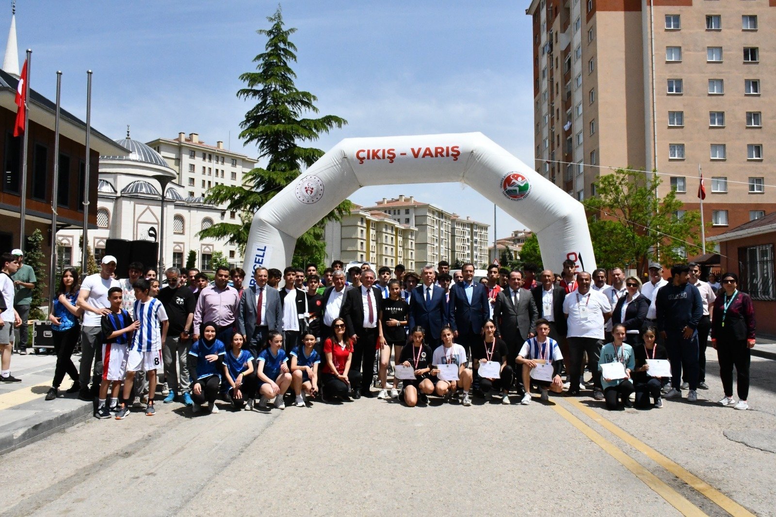 2000 ve 3000 metrede yapılan gençlik koşusunda dereceye giren öğrencilerin
