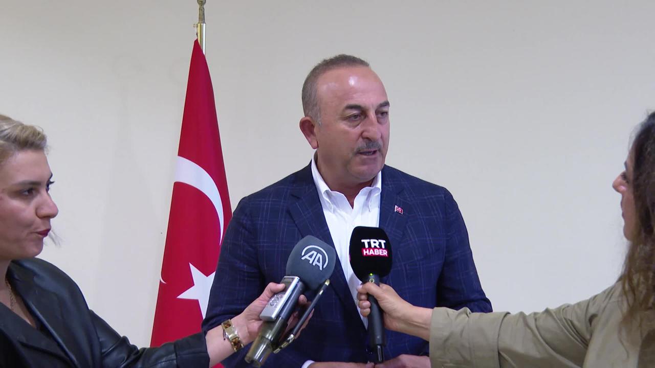 Dışişleri Bakanı Mevlüt Çavuşoğlu Türkiye’nin Hartum Büyükelçisi İsmail Çobanoğlu’nun aracına