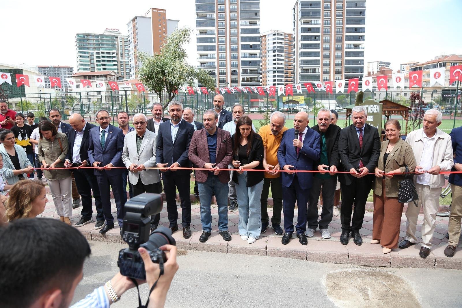Ahmet Mergen Park ve Spor Tesisi Keçiören’de Hizmete Açıldı Keçiören Belediyesi tarafından ilçedeki Yayla Mahallesi'ne inşa edilen ve deprem