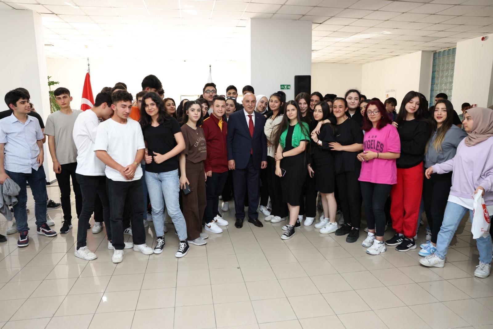 Keçiören Belediye Başkanı Turgut Altınok, belediye bünyesinde stajlarını tamamlayan Meslek