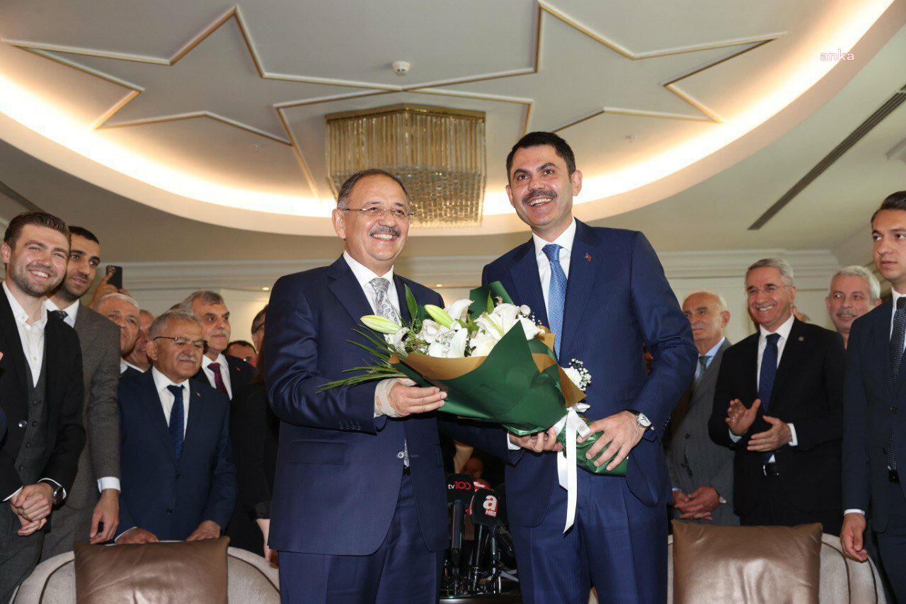 Bakan Özhaseki’den Deprem Konutları Açıklaması: “Söz Verildiği Gibi En Kısa Süre İçinde Bitirilmesini Hedefliyoruz” Çevre, Şehircilik ve İklim Değişikliği Bakanlığı’nda devir teslim töreni yapıldı.