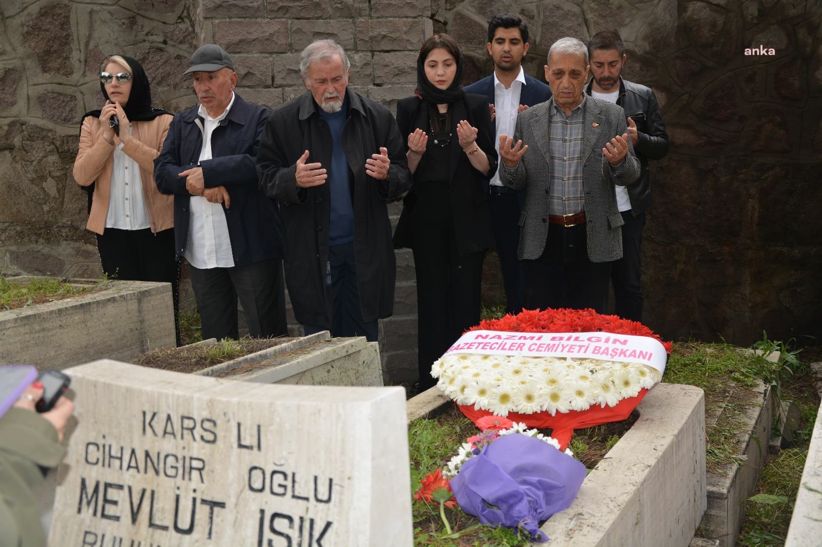 Gazeteci Mevlüt Işık, Vefatının 35. Yılında Anıldı Gazeteci Mevlüt Işık, vefatının 35'inci yılında kabri başında anıldı. Ankara