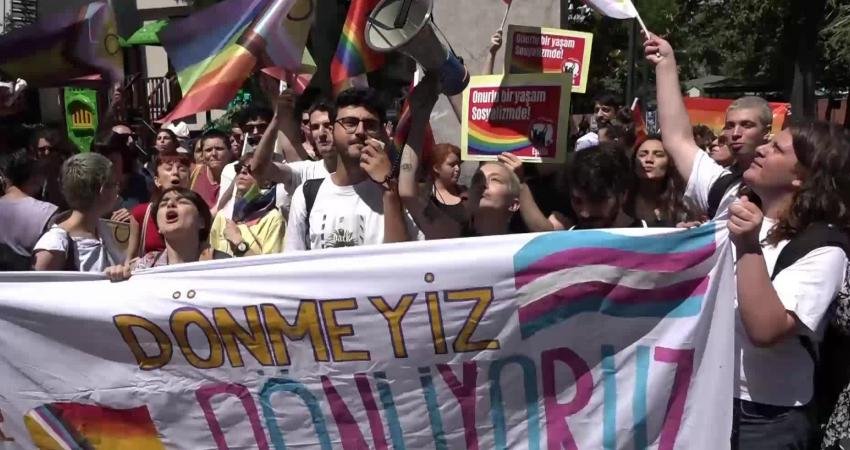 İstanbul’da 21’inci LGBTİ+ Onur Yürüyüşü, polis engellemelerine karşın Şişli’de yapıldı.