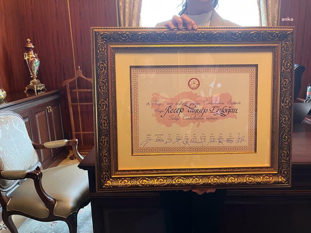 YSK Başkanı Ahmet Yener Cumhurbaşkanı Mazbatasını Meclis Başkanı Mustafa Şentop’a Sundu Yüksek Seçim Kurulu (YSK) Başkanı Ahmet Yener, 28 Mayıs Cumhurbaşkanlığı