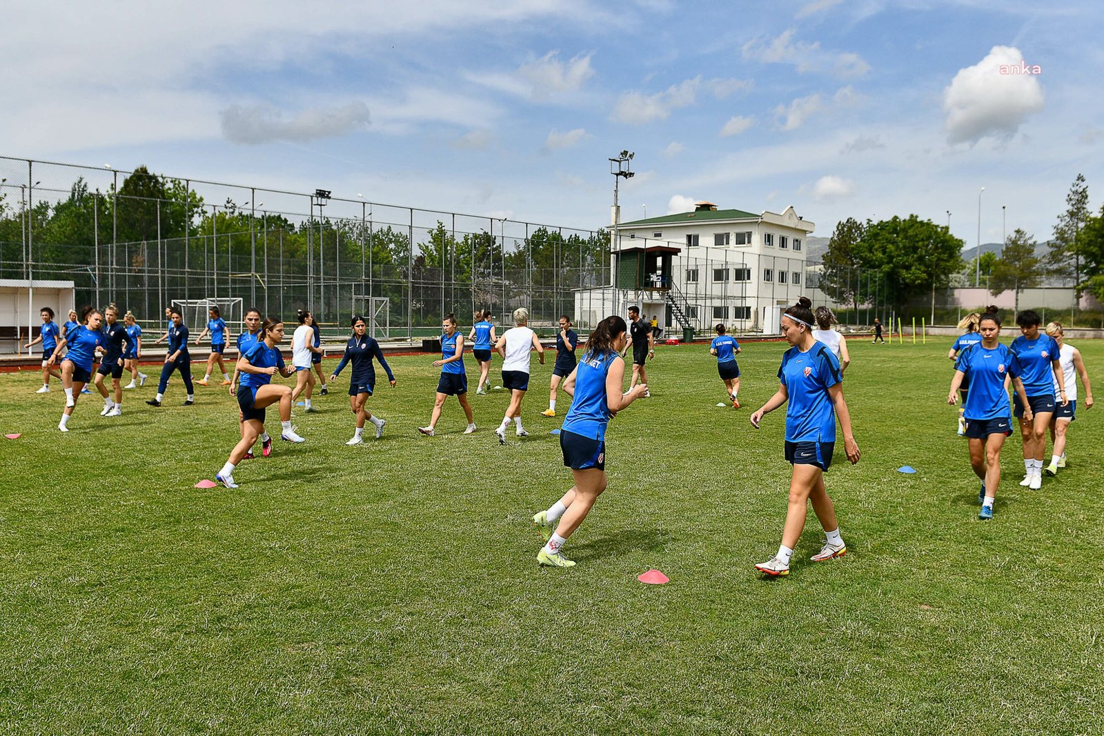 Ankara Büyükşehir Belediyesi FOMGET Kadın Futbol Takımı Şampiyonluk Yolunda Başkent’in Turkcell Kadın Futbol Süper Ligi’ndeki tek temsilcisi Ankara Büyükşehir