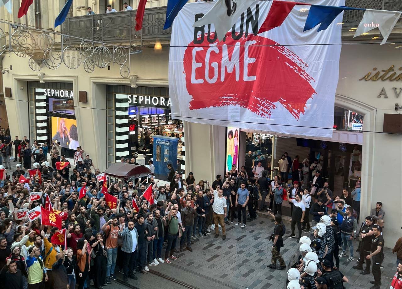 İstanbul Valiliği: “Gezi Eylemlerinin Yıl Dönümü Gerekçesiyle İstiklal Caddesi ve Ara Sokaklarında İzinsiz Toplu Yürüyüş Yapmak İsteyen ve Tüm Uyarılara Rağmen Dağılmayan 59 Şahıs Gözaltına Alınmıştır” İstanbul Valiliği, “Gezi eylemlerinin yıl dönümü gerekçesiyle bugün saat 19.00