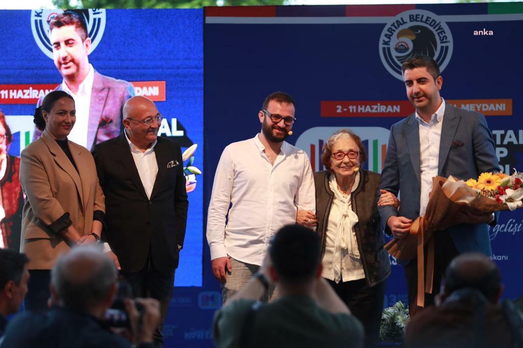 ‘3. Kartal Kitap Fuarı’nın ikinci gününde, yazar Gülten Dayıoğlu’na Onur
