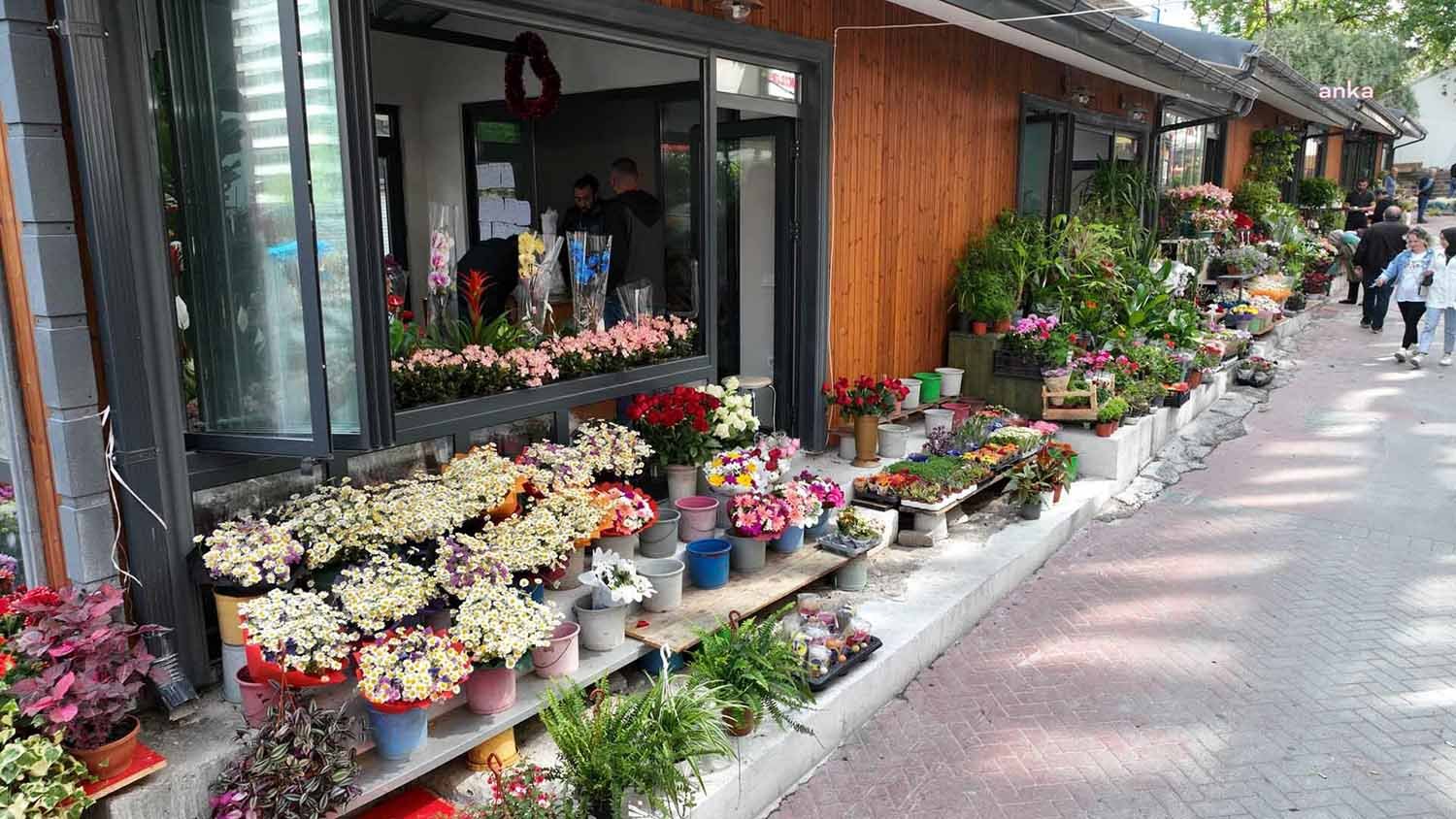 Ankara Büyükşehir Belediyesi tarafından yenilen Sakarya Çiçekçiler Çarşı’nda esnaf yeni