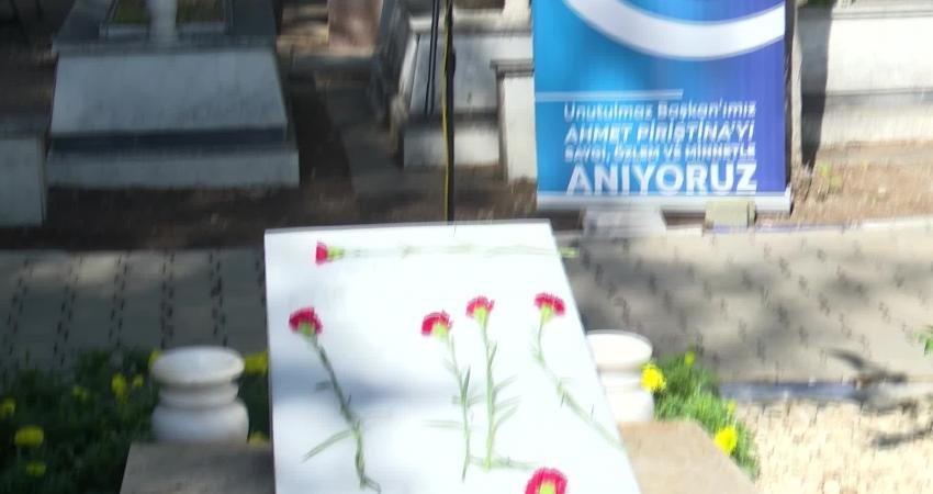 İzmir Büyükşehir Belediye Başkanlığı görevini sürdürürken 2004 yılında kalp krizi