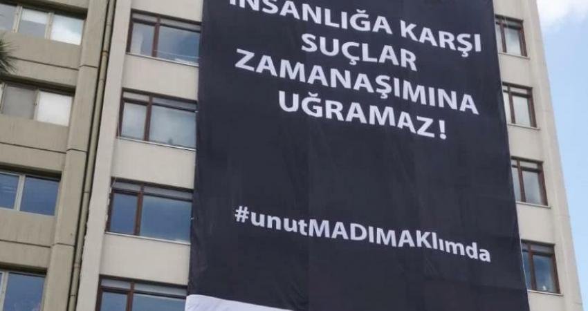 Madımak Katliamının 30. yıl dönümünde; Ankara Barosu binasına üzerinde “İnsanlığa