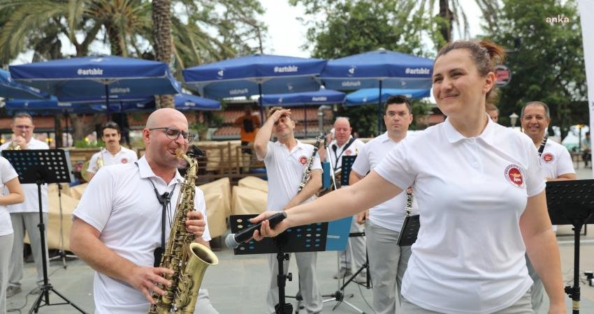 Antalya Büyükşehir Belediyesi’nin Tophane Çay Bahçesi’nde düzenlediği “Müzik Şehrin Kalbinde”