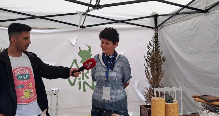 Artvin’in Ardanuç ilçesinde evinin hemen yanında açmış olduğu atölyede atık