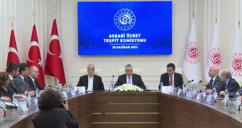 Asgari Ücret 11 Bin 402 Lira Oldu… Bakan Vedat Işıkhan: “Yüzde 34 Gibi Enflasyon Oranının Hayli Üzerinde, Refah Payı İçeren Bir Oranla Ara Zammı Gerçekleştirmiş Bulunuyoruz” Asgari Ücret Tespit Komisyonu’nun üçüncü toplantısının ardından Çalışma ve Sosyal