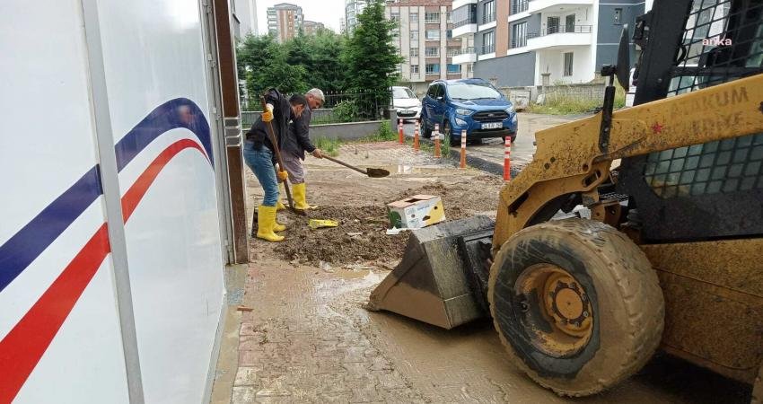 Atakum Belediyesi ekipleri, kentte etkili olan şiddetli yağışın ardından merkez