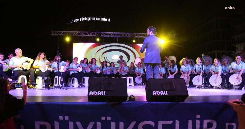 Aydın Büyükşehir Belediyesi kursiyerlerinden oluşan ritim grubu yıl sonu konseri