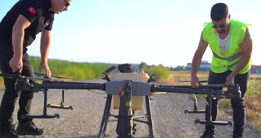 Ayvalık Belediyesi’nden Haşereyle Mücadelede Drone Hamlesi Ayvalık Belediyesi, ilçedeki sivrisinek ve larva sorununun çözümü için insansız