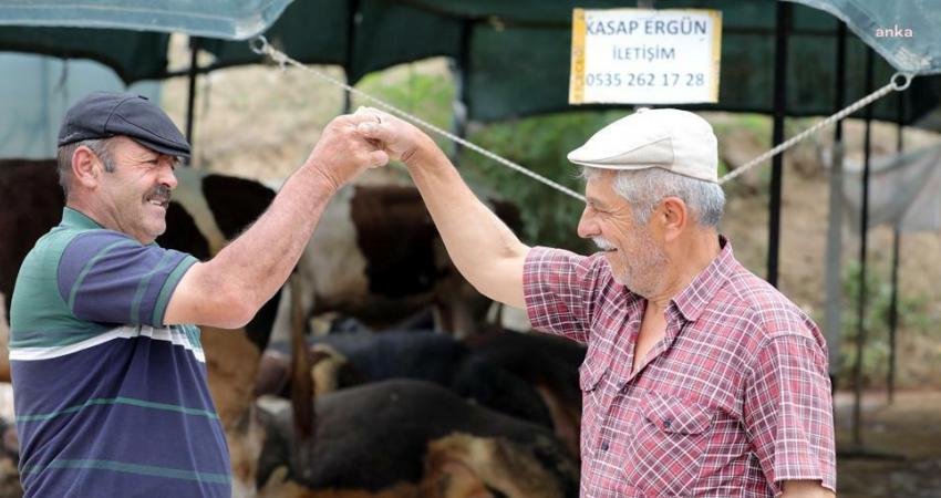 Bayraklı Belediyesi ekipleri, yaklaşan Kurban Bayramı öncesi Doğançay'daki kurban satış