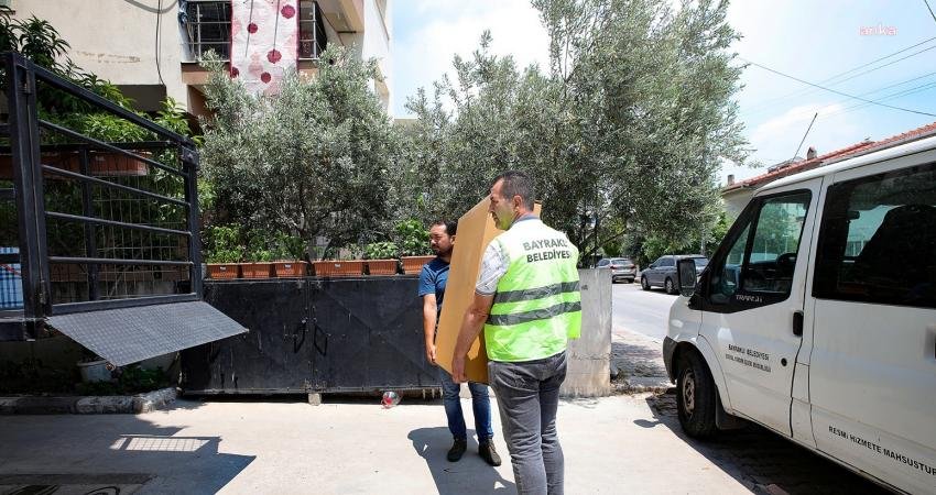 Bayraklı Belediyesi, yardımseverlerin destekleriyle temin edilen tekerlekli sandalyeleri sahiplerine ulaştırdı.