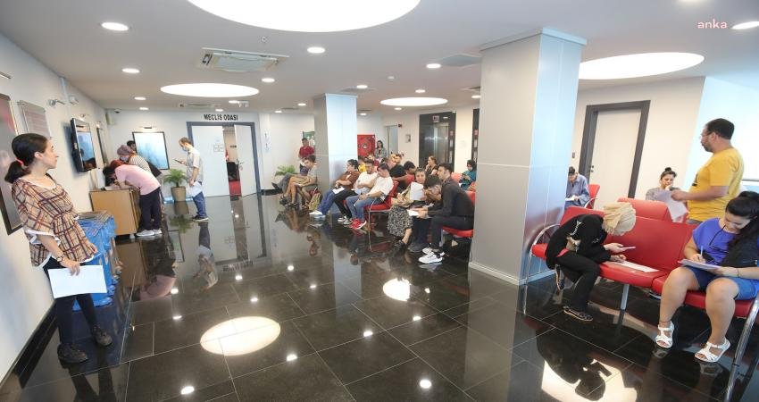 Bayraklı Belediyesi, iş arayanlarla iş verenler arasında köprü olmaya devam