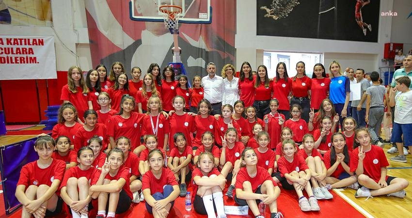 Her yıl binlerce çocuğu spor okullarında buluşturan Bayraklı Belediyesi, bu